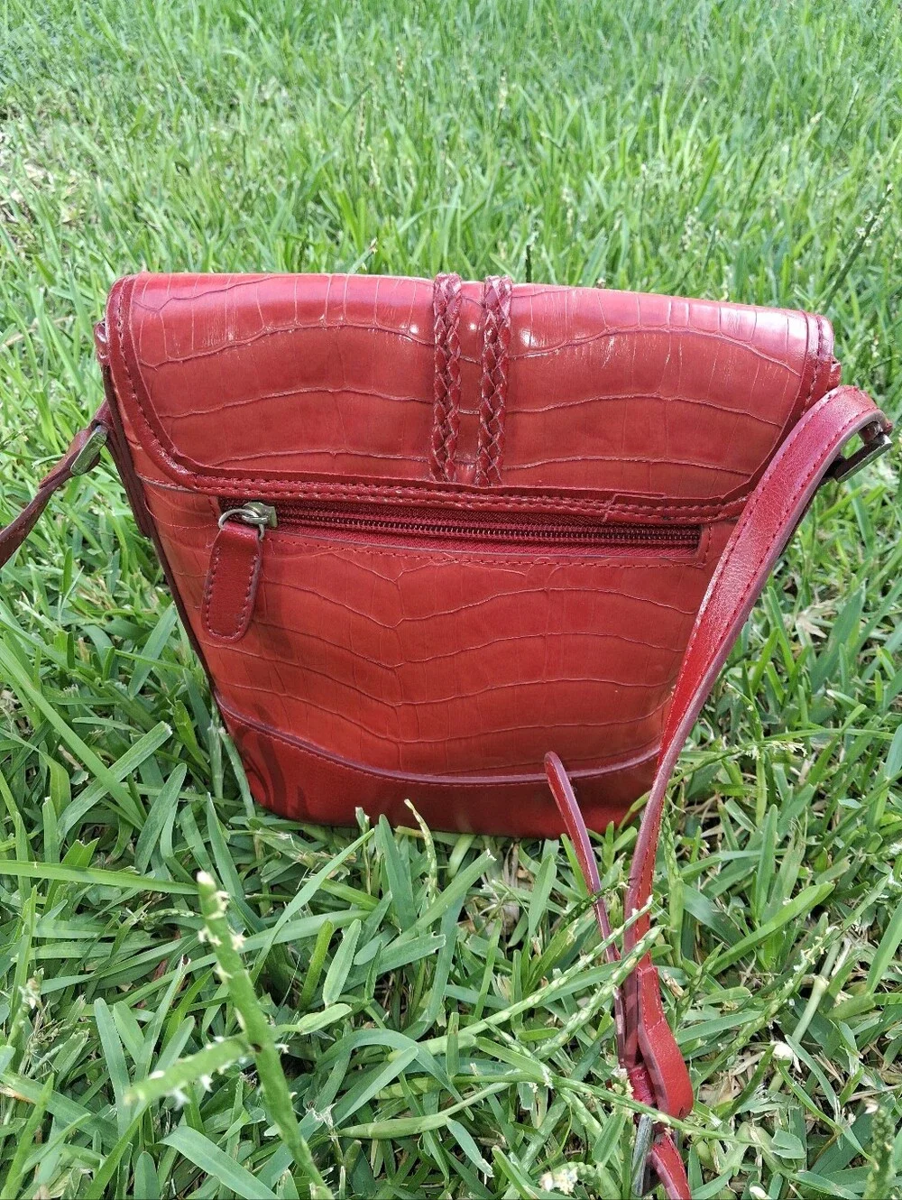 GORGEOUS RED FAUX CROC STYLE EMBOSSED PURSE. VIBRANT SILVER TONE HARDWARE.